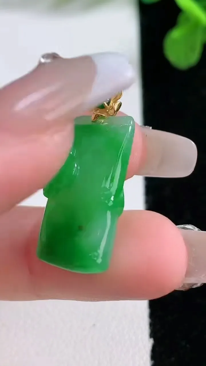天然A货翡翠节节高升 竹节吊坠，尺寸24-11.7-6.5，重量:3.84g
1月2日