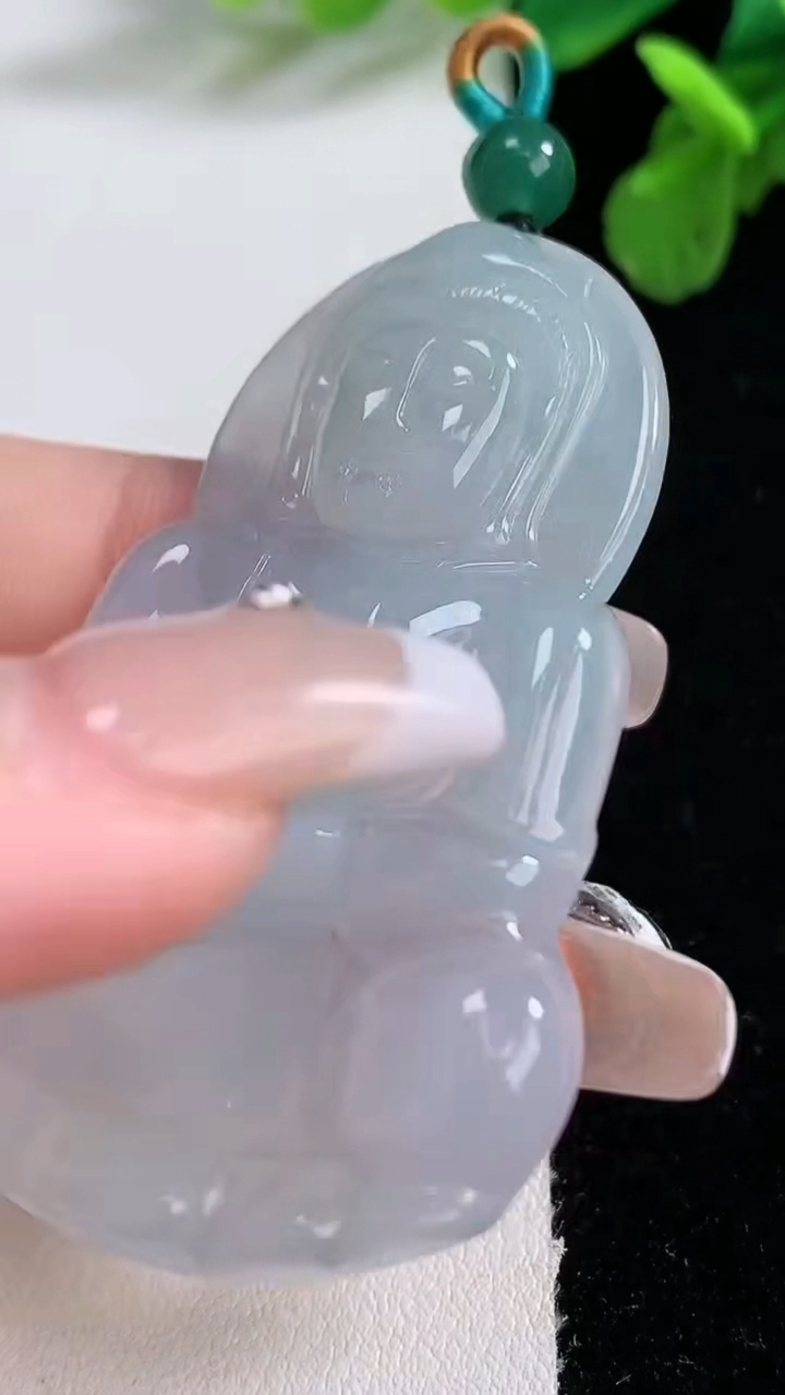 天然A货翡翠观音菩萨吊坠，尺寸56-38.6-5.5，重量:20.14g
1月2日