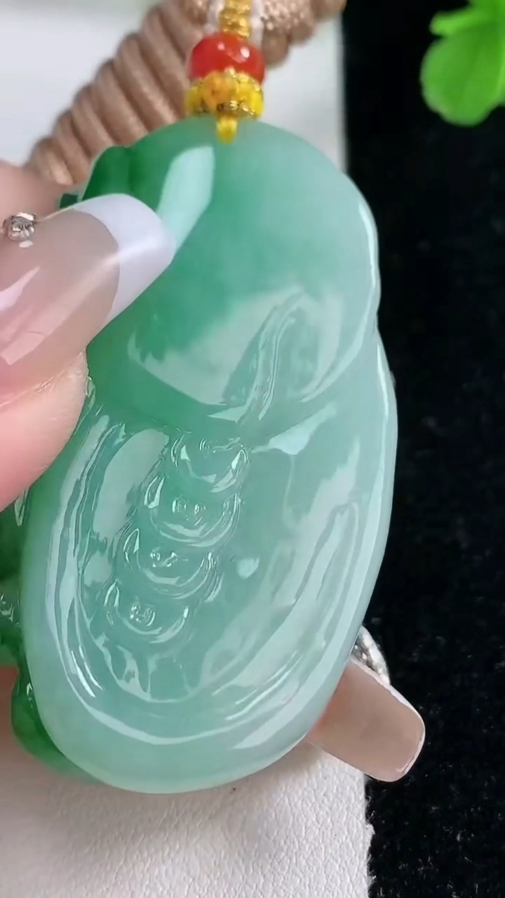 天然A货翡翠财神爷吊坠，尺寸51.6-31.3-13，重量:45.21g
1月2日