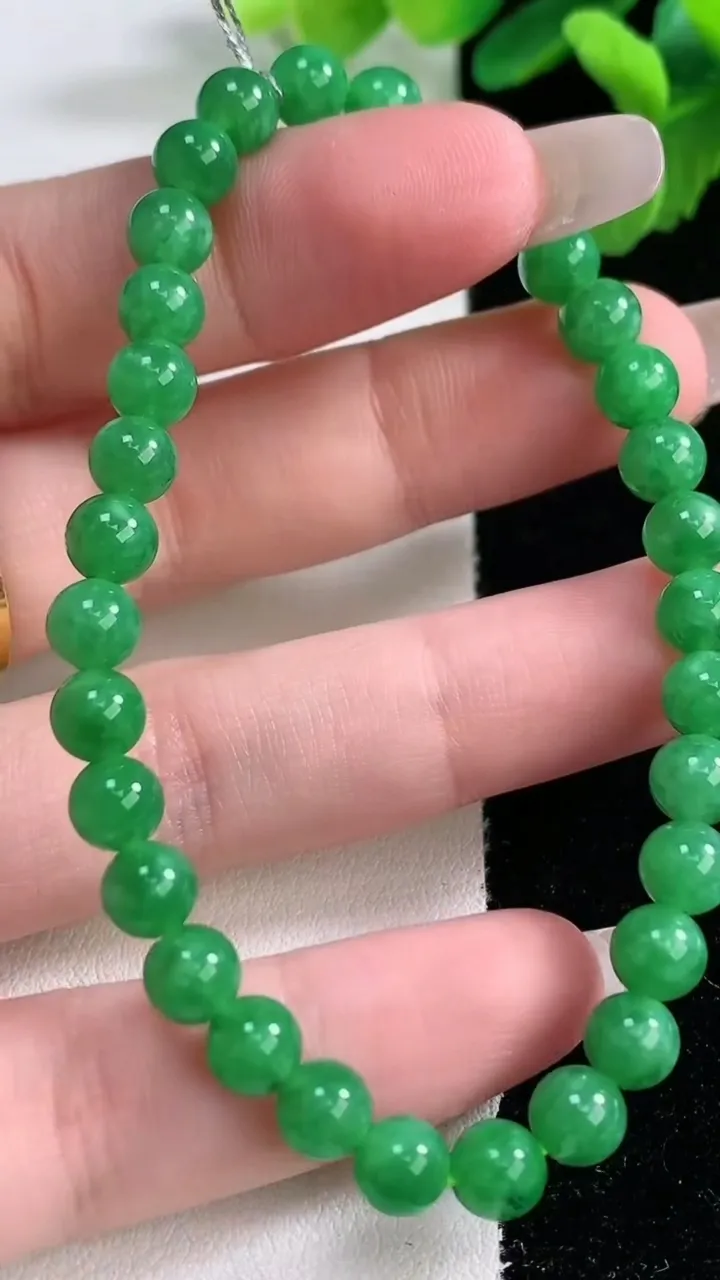 天然A货翡翠小米圆珠手串32颗，尺寸5.8，重量:11.09g1月2日
工厂直销收藏佳品,种好水足，色泽均匀，有种有色，上手高大气！