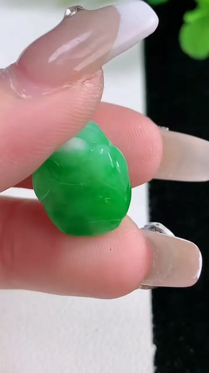 天然A货翡翠貔貅镶嵌件，尺寸14.4-13-10.5，重量:4.08g
1月2日