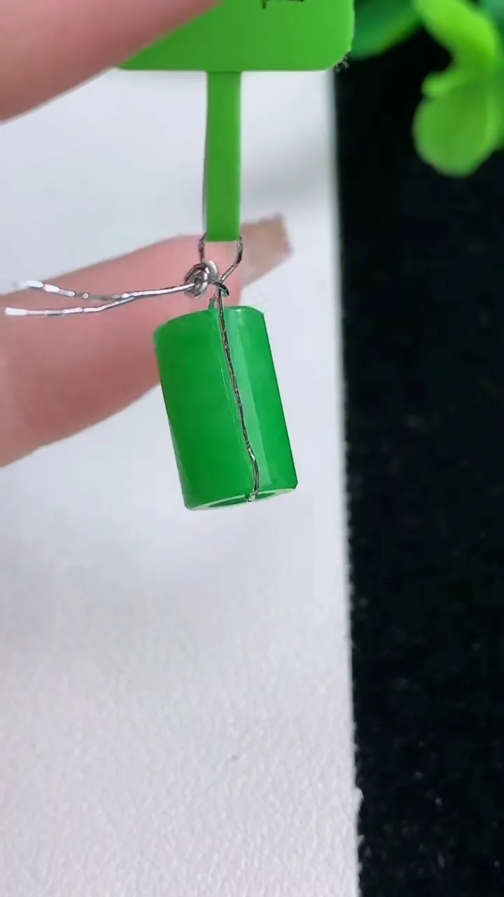 天然A货翡翠路路通吊坠，尺寸13-8.2，重量:1.99g
1月2日