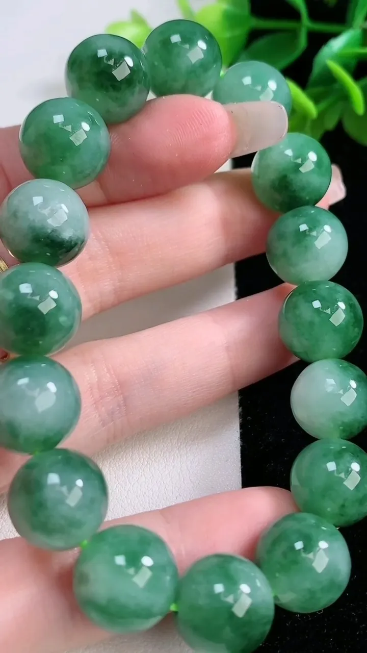 天然A货翡翠种飘花圆珠手串16颗，尺寸12.8，重量:55.91g1月2日
工厂直销收藏佳品,种好水