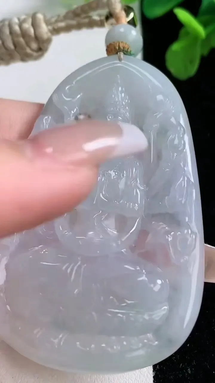 天然A货翡翠千手观音菩萨吊坠，尺寸63.3-42-4.6，重量:33.13g
1月2日