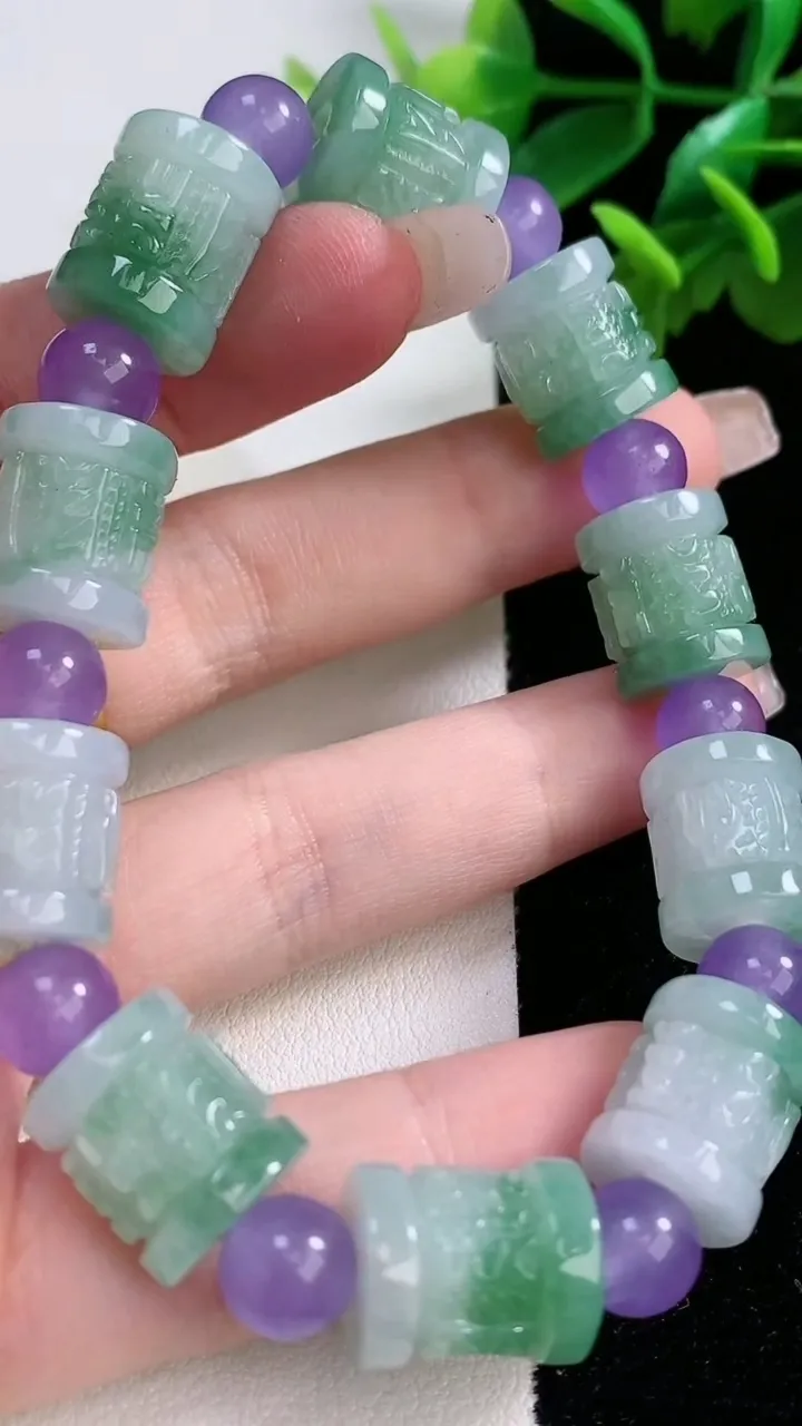 天然A货翡翠六字真言路路通手串10颗，尺寸12.7-10.8，重量:45.40g1月2日
工厂直销收