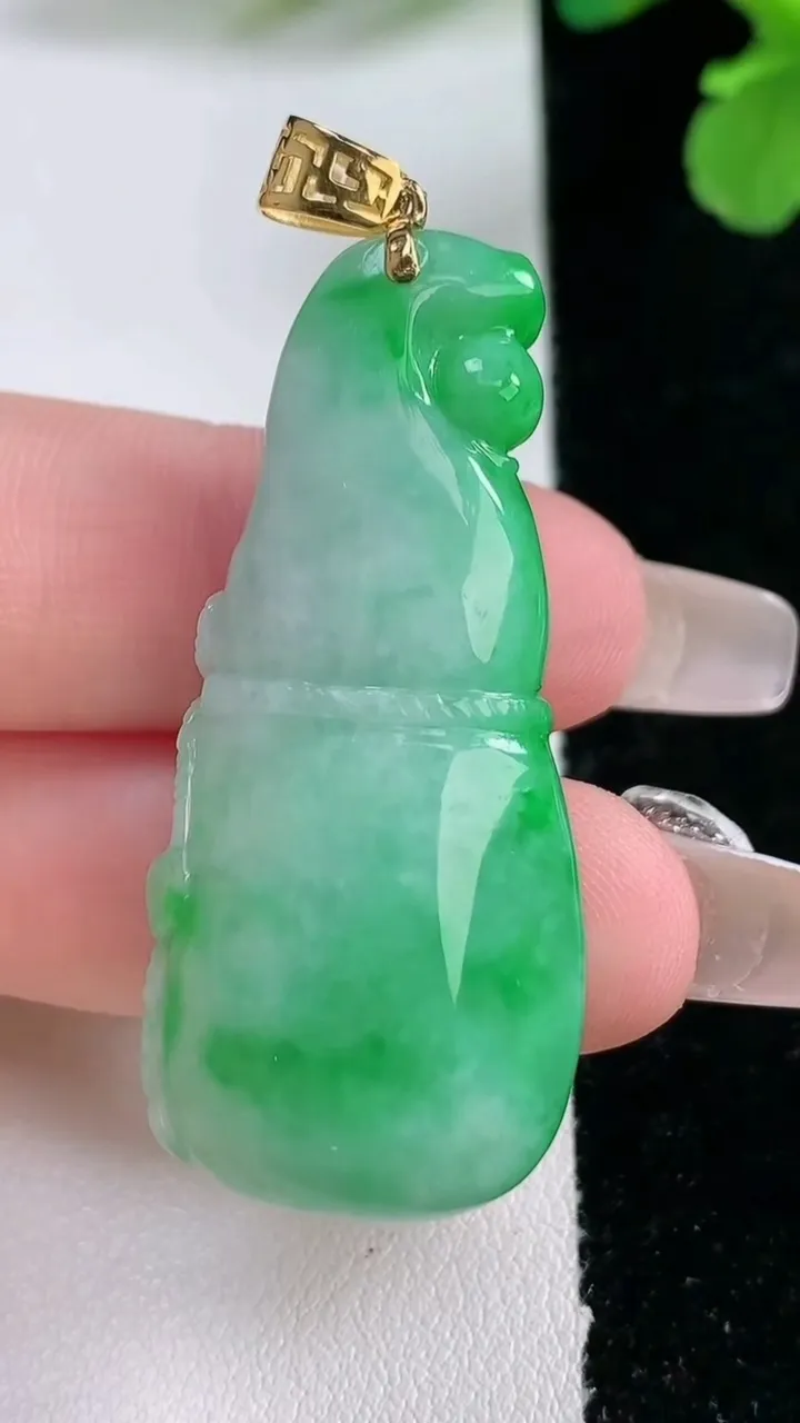 天然A货翡翠葫芦吊坠，尺寸43.5-20-10.6，重量:15.26g
1月2日