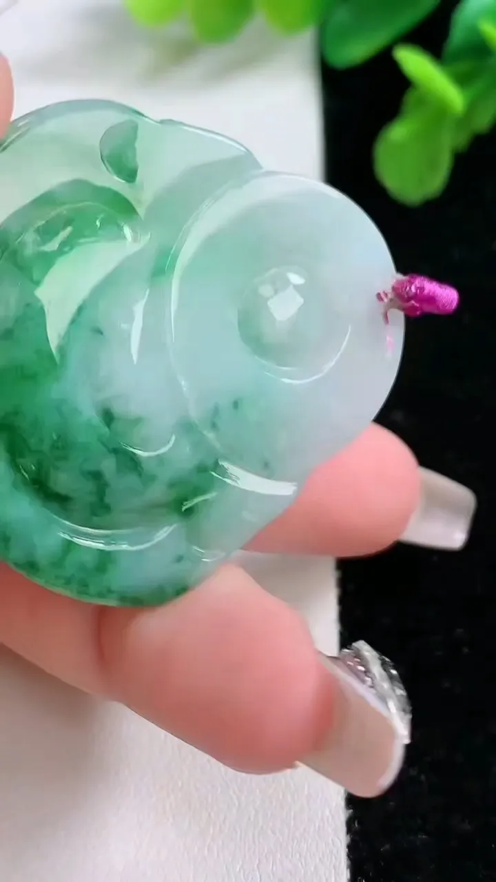 天然A货翡翠佛公吊坠，尺寸42.5-40.4-7，重量:19.76g
1月2日