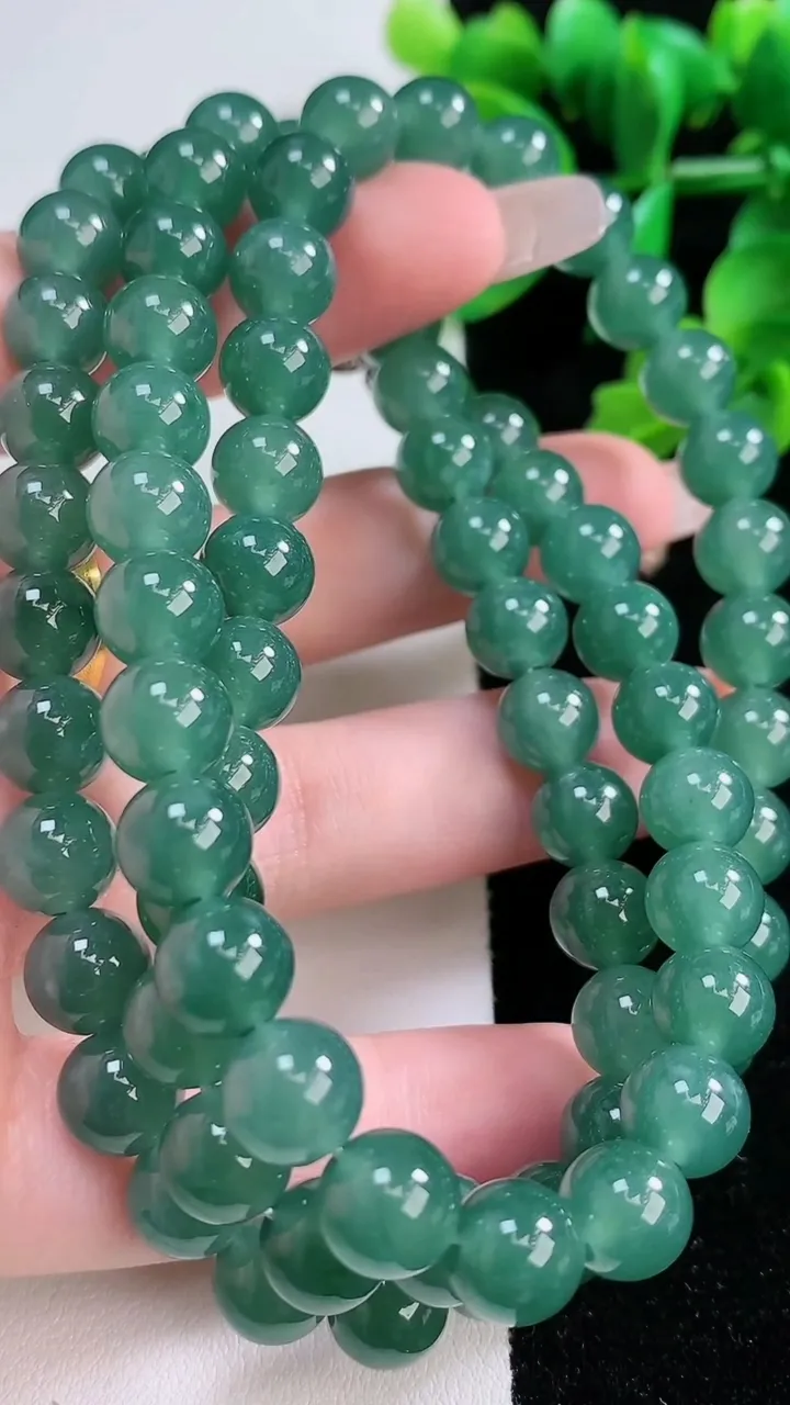 天然A货翡翠圆珠项链80颗，尺寸8.2，重:78.95g
1月2日
