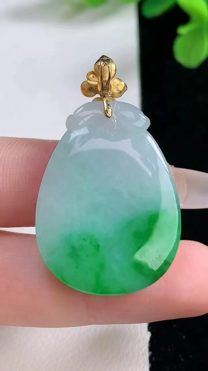 天然A货翡翠福瓜吊坠，尺寸32-23.5-6，重量:9.59g
1月2日