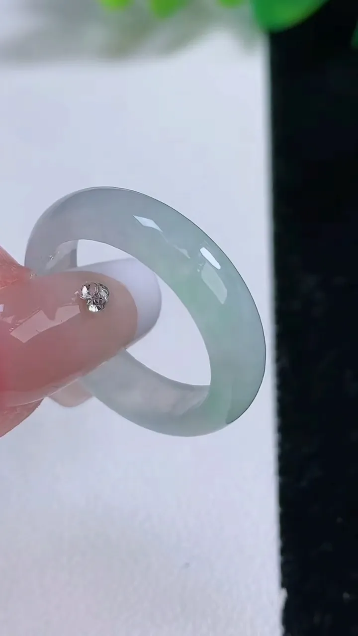 天然A货翡翠指环 戒指，尺寸18.8-5-2.8，重量:3.66g2026年1月2日
工厂直销收藏佳品,种好水足，色泽均匀，有种有色，上手高大气！