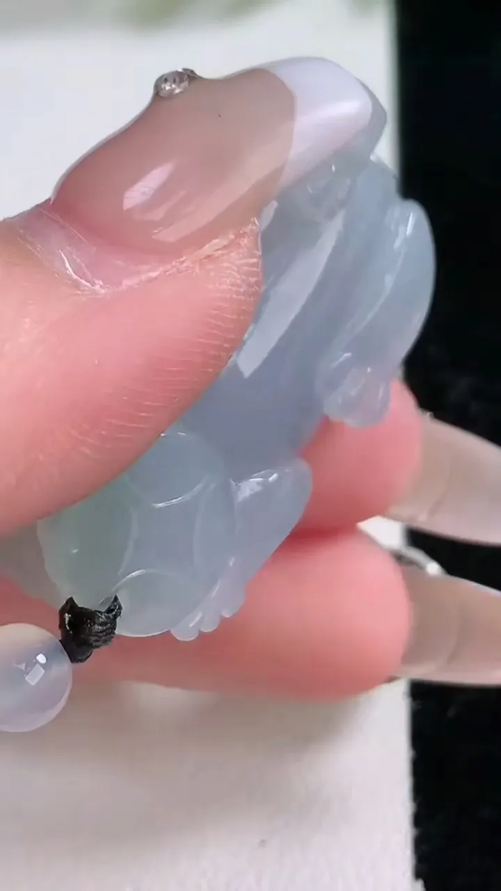 天然A货翡翠貔貅吊坠，尺寸35.7-16.3-11.2，重量:18.12g
1月2日