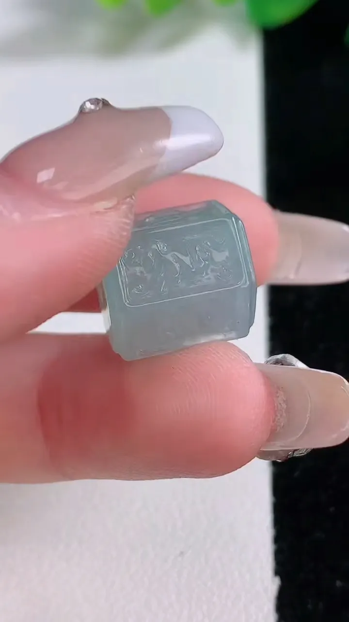 天然A货翡翠六字真言 路路通吊坠，尺寸13.7-12，重量:5.59g
1月2日