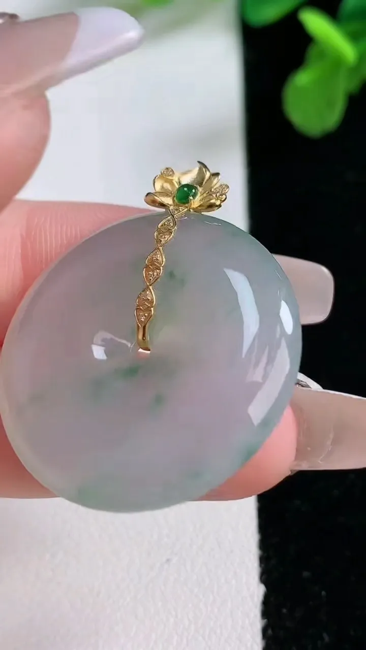 天然A货翡翠种飘花平安扣吊坠，尺寸29.2-5.8，重量:10.62g
1月2日