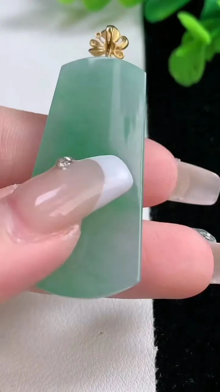 天然A货翡翠无事牌吊坠，尺寸41.7-22-5.8，重量:11.66g
1月2日