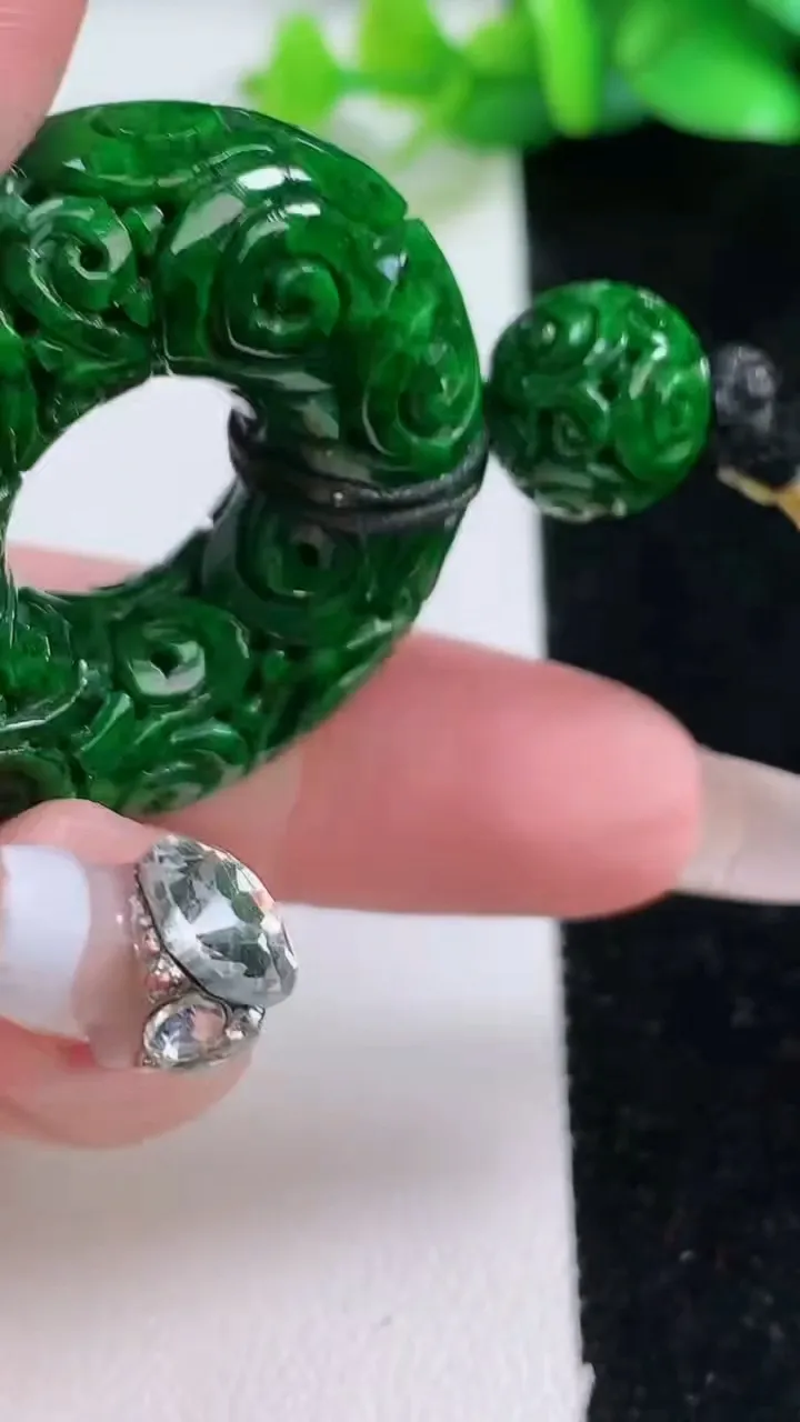天然A货翡翠雕花平安环吊坠，尺寸36-11，重:27.30g
1月2日