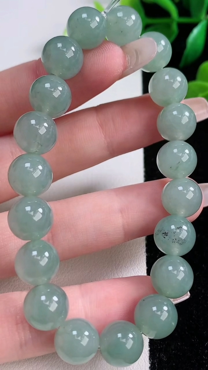 天然A货翡翠圆珠手串19颗，尺寸9.7，重量:31.45g1月2日
工厂直销收藏佳品,种好水足，色泽均匀，有种有色，上手高大气！