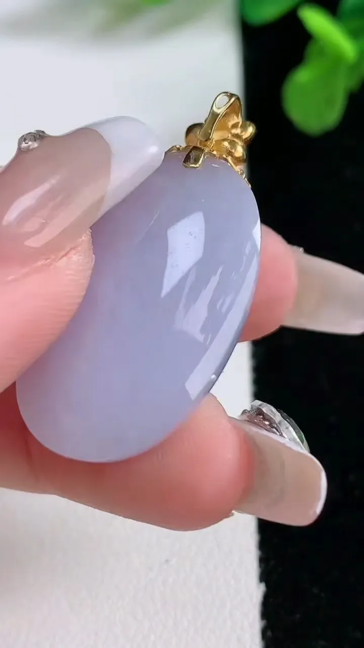 天然A货翡翠18k金紫罗兰蛋面吊坠，尺寸29.7-19-11，重量:11.89g
1月2日