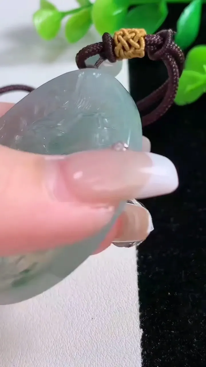 天然A货翡翠冰种飘花龙牌吊坠，尺寸54.3-46.8-6.6，重:28.64g
1月2日