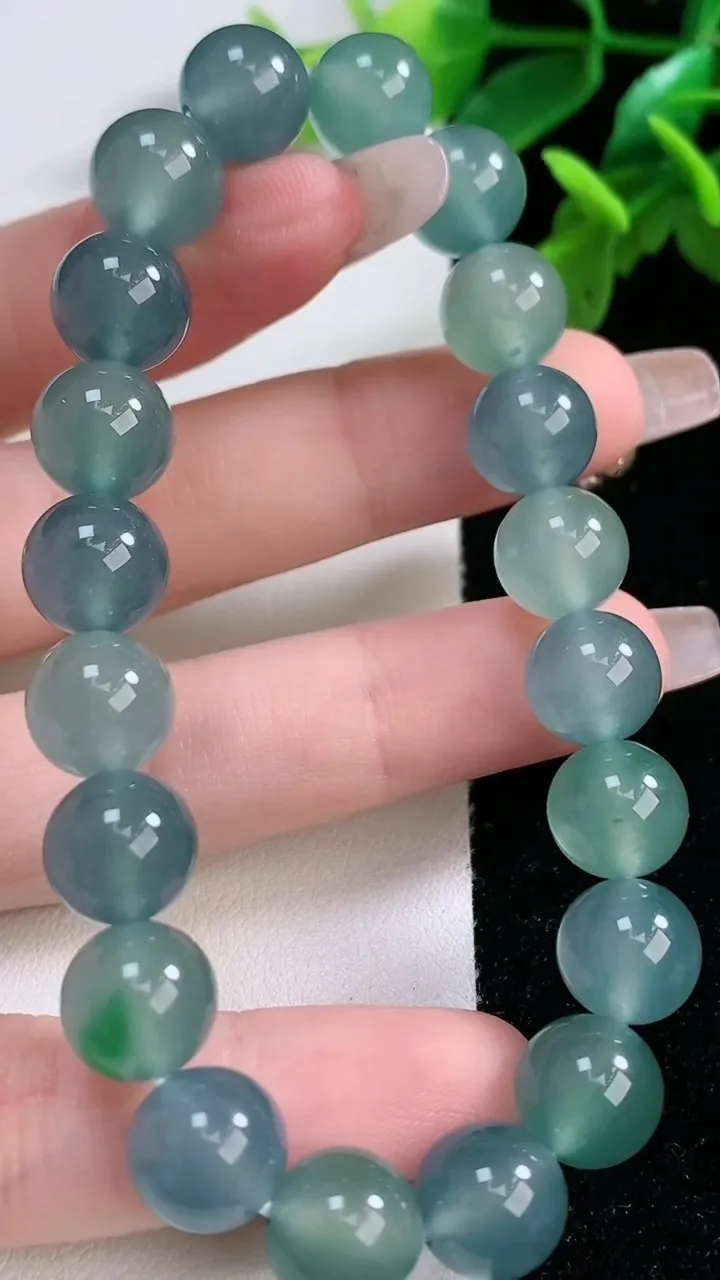 天然A货翡翠种蓝水圆珠手串20颗，尺寸9.8，重量:33.32g1月2日
工厂直销收藏佳品,种好水足，色泽均匀，有种有色，上手高大气！