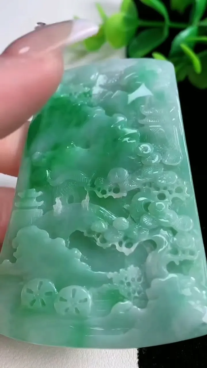 天然A货翡翠山水牌吊坠，尺寸75.8-51.4-5.8，重量:52.80g
1月2日