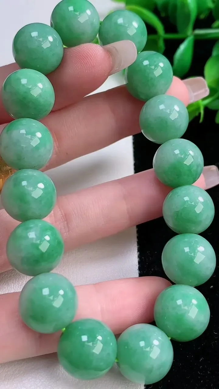 天然A货翡翠圆珠手串16颗，尺寸13.2，重:65.36g1月2日
工厂直销收藏佳品,种好水足，色泽