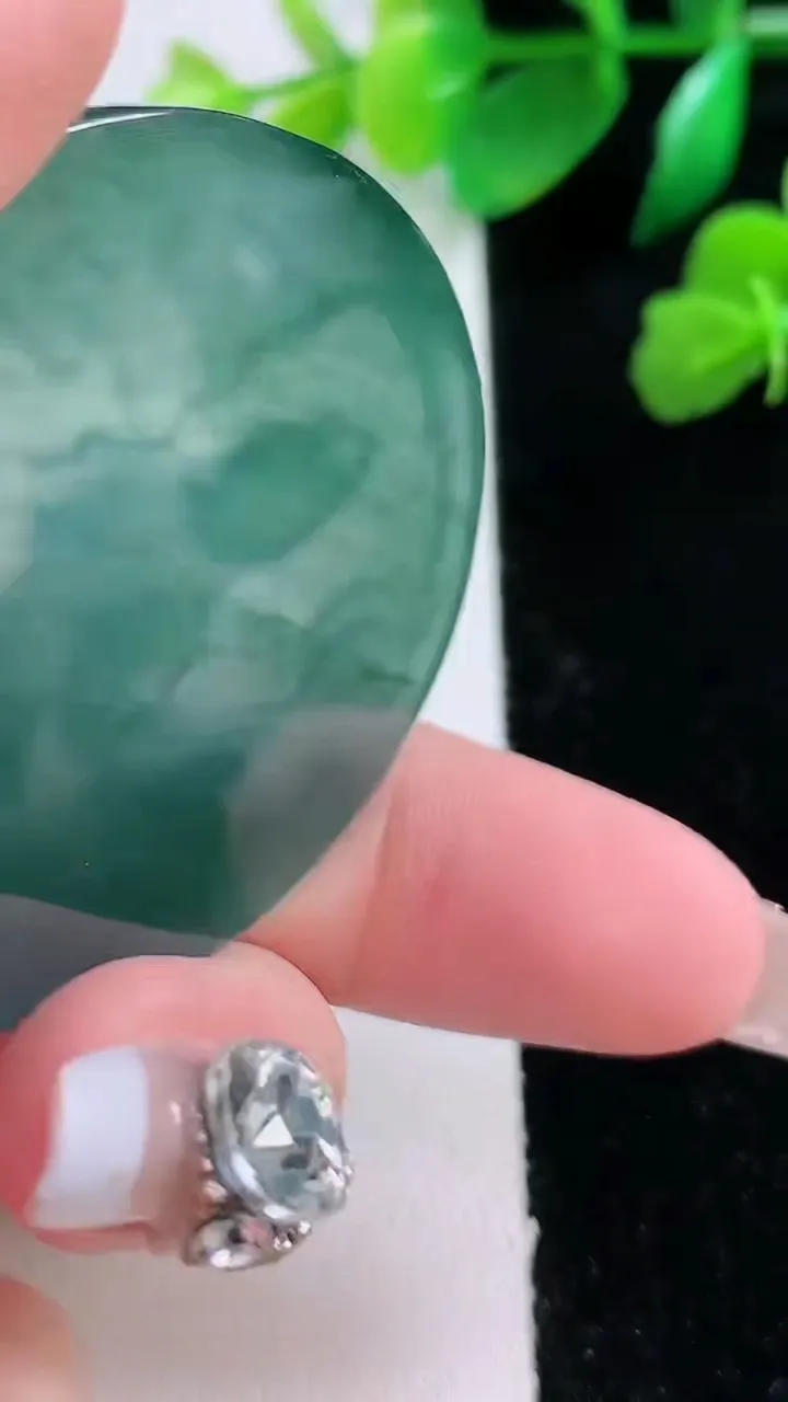 天然A货翡翠蓝水观音菩萨吊坠，尺寸50-43-5.5，重:21.94g
1月2日