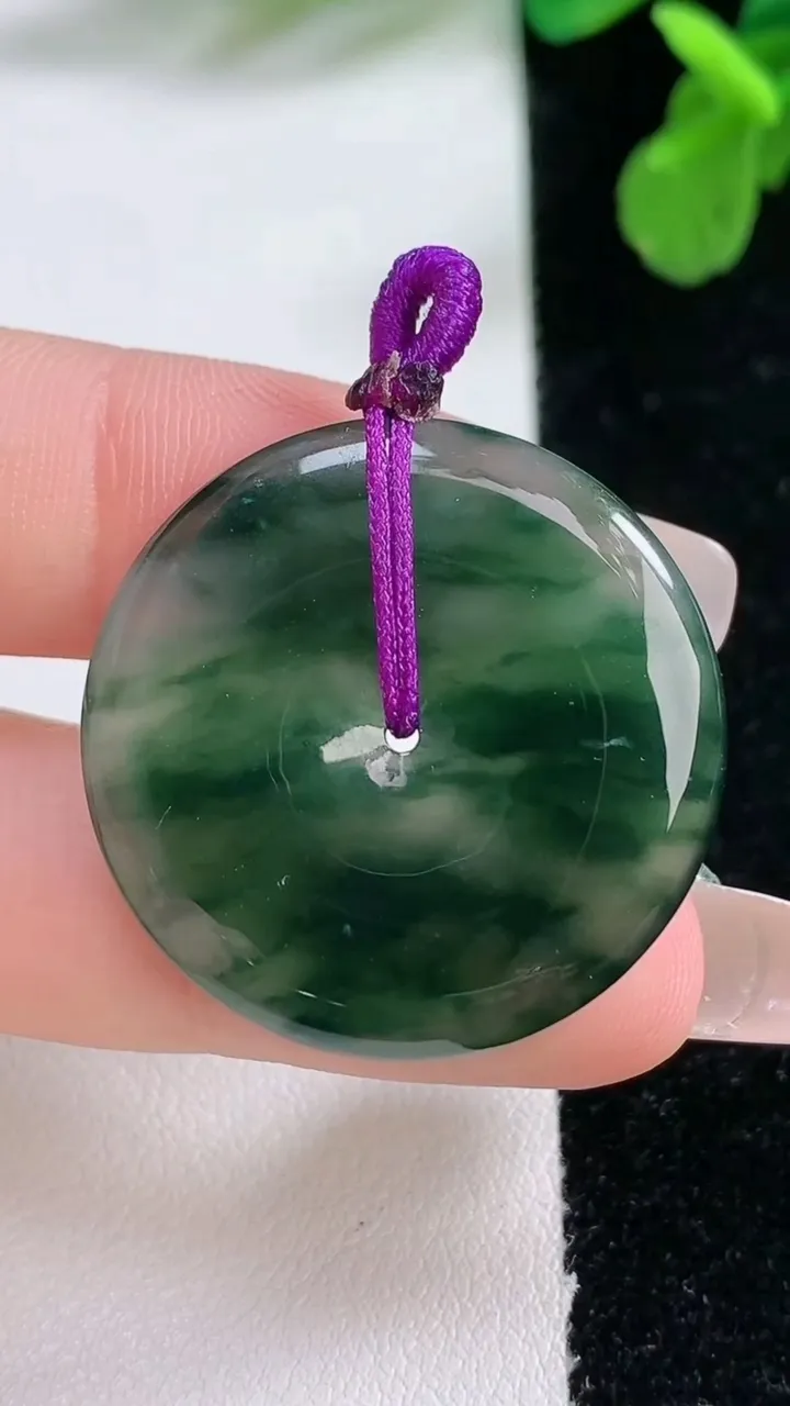 天然A货翡翠冰种飘花平安扣吊坠，尺寸29.5-3.8，重量:7.29g
1月2日