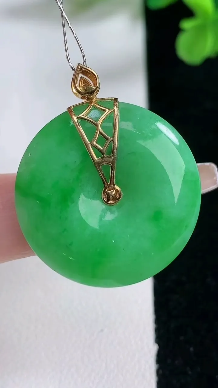 天然A货翡翠平安扣吊坠，尺寸27.6-5.4，重量:9.28g
1月2日