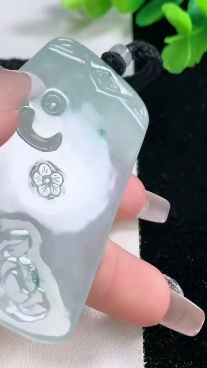 天然A货翡翠种飘花虚空藏菩萨吊坠，尺寸69-41.6-5.7，重量:42.42g
1月2日