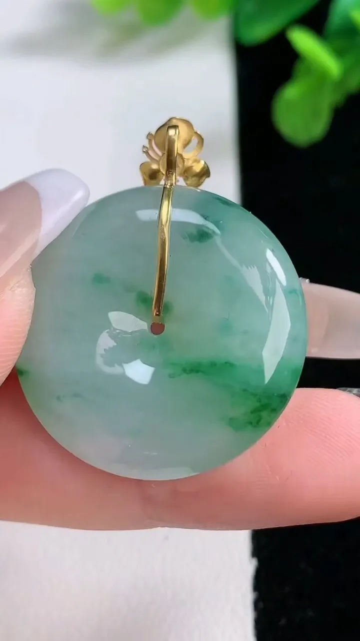 天然A货翡翠平安扣吊坠，尺寸28.4-6.5，重量:11.02g
1月2日