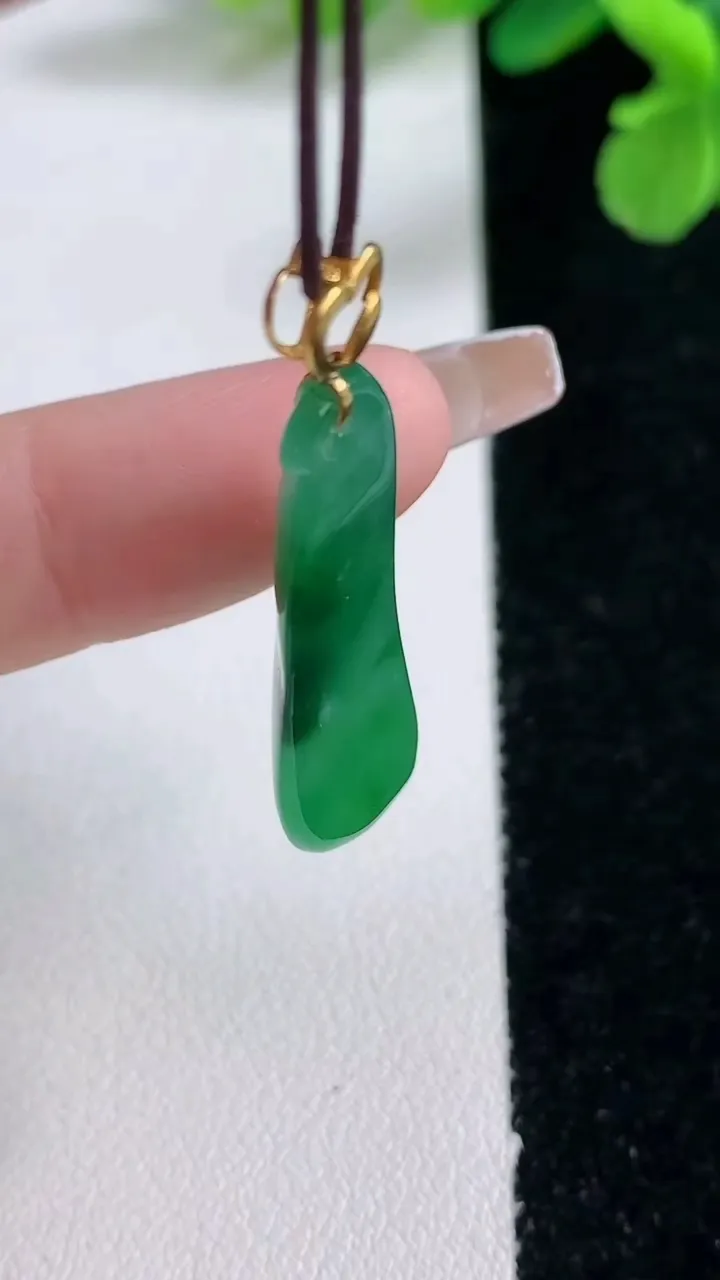 天然A货翡翠福瓜吊坠，尺寸31-13.8-7，重量:4.70g
1月2日