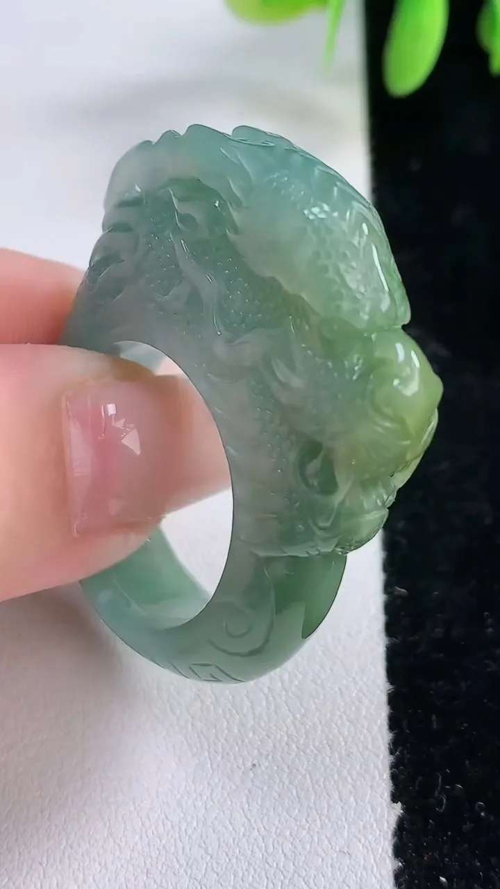 天然A货翡翠蓝水双彩龙头指环扳指，尺寸21.6-8.8-17，重:19.07g2026年1月3日
工厂直销收藏佳品,种好水足，色泽均匀，有种有色，上手高大气！
