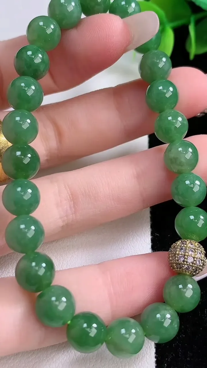 天然A货翡翠圆珠手串，尺寸8.1-23颗，重:21.91g1月3日
工厂直销收藏佳品,种好水足，色泽