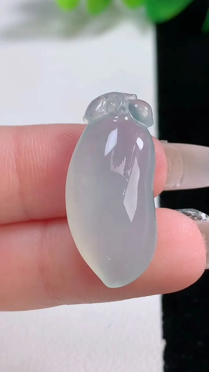 天然A货翡翠福瓜吊坠，尺寸28.5-12.8-7.7，重量:4.88g
1月3日