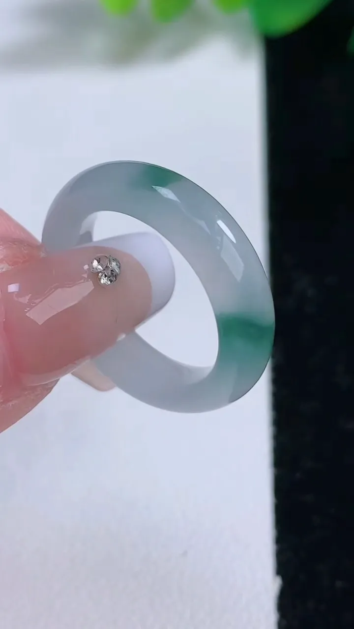 天然A货翡翠冰种飘花指环 戒指，尺寸17-5.2-3.4，重量:3.84g2026年1月3日
工厂直