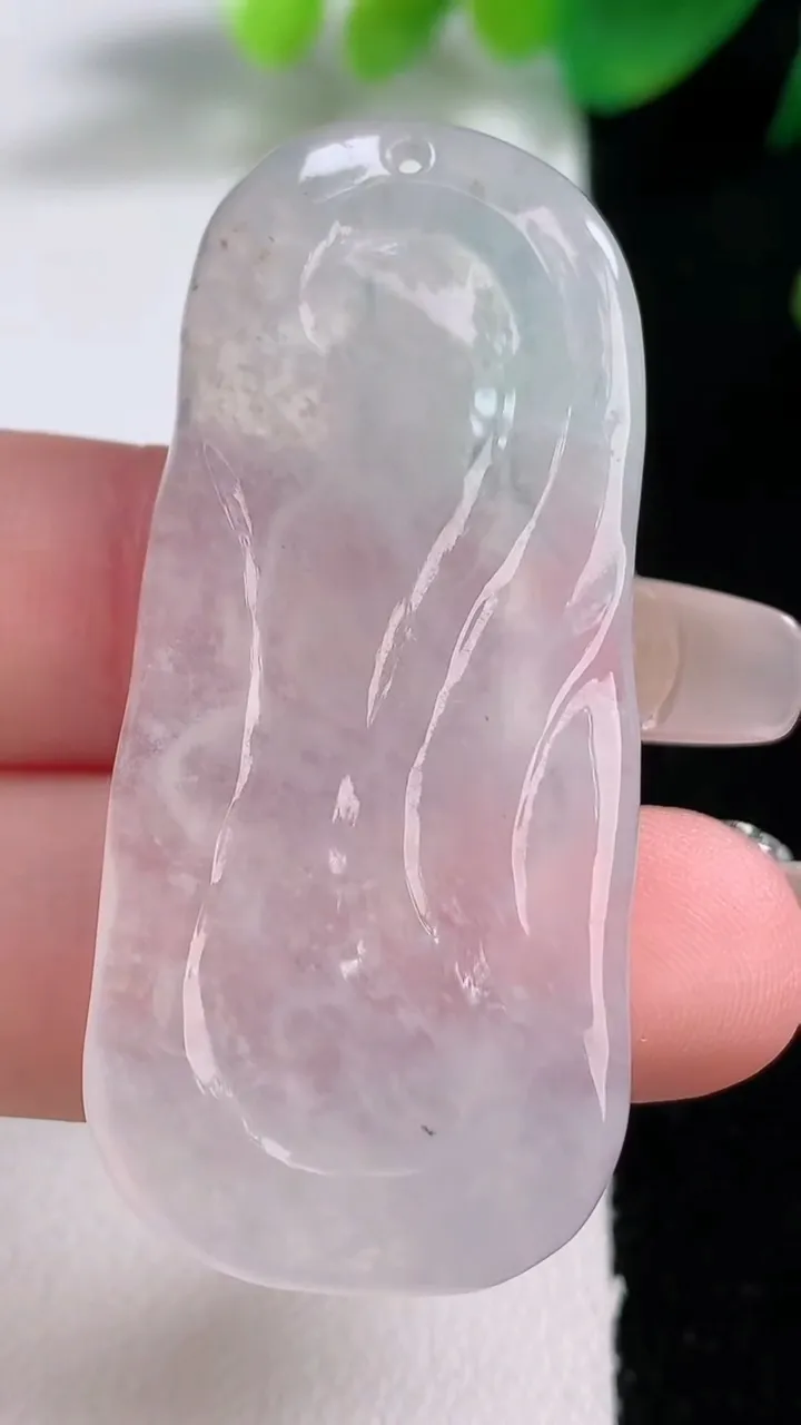 天然A货翡翠观音菩萨吊坠，尺寸49.3-22-5.2，重量:13.17g
1月3日