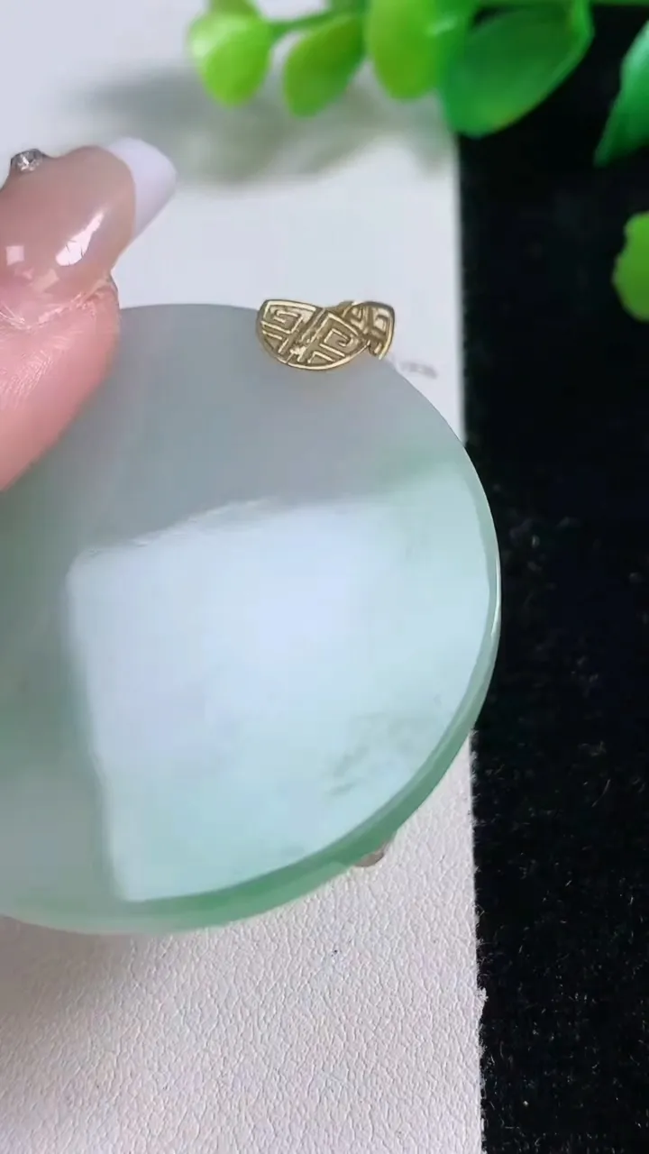 天然A货翡翠无事牌吊坠，尺寸47.6-4，重量:23.25g
1月3日