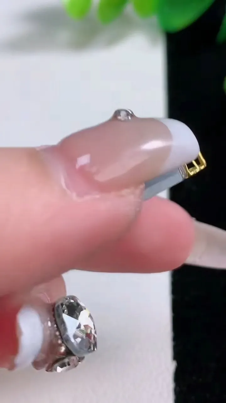 天然A货翡翠种紫罗兰 飘花无事牌吊坠，尺寸38-20.5-3.3，重量:7.88g
1月3日