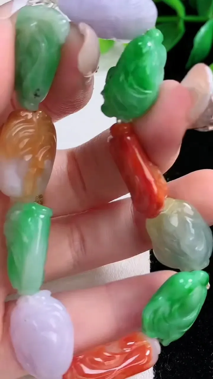 天然A货翡翠三彩白菜手串10颗，尺寸21-13.6-10.8，重量:36.57g1月3日
工厂直销收