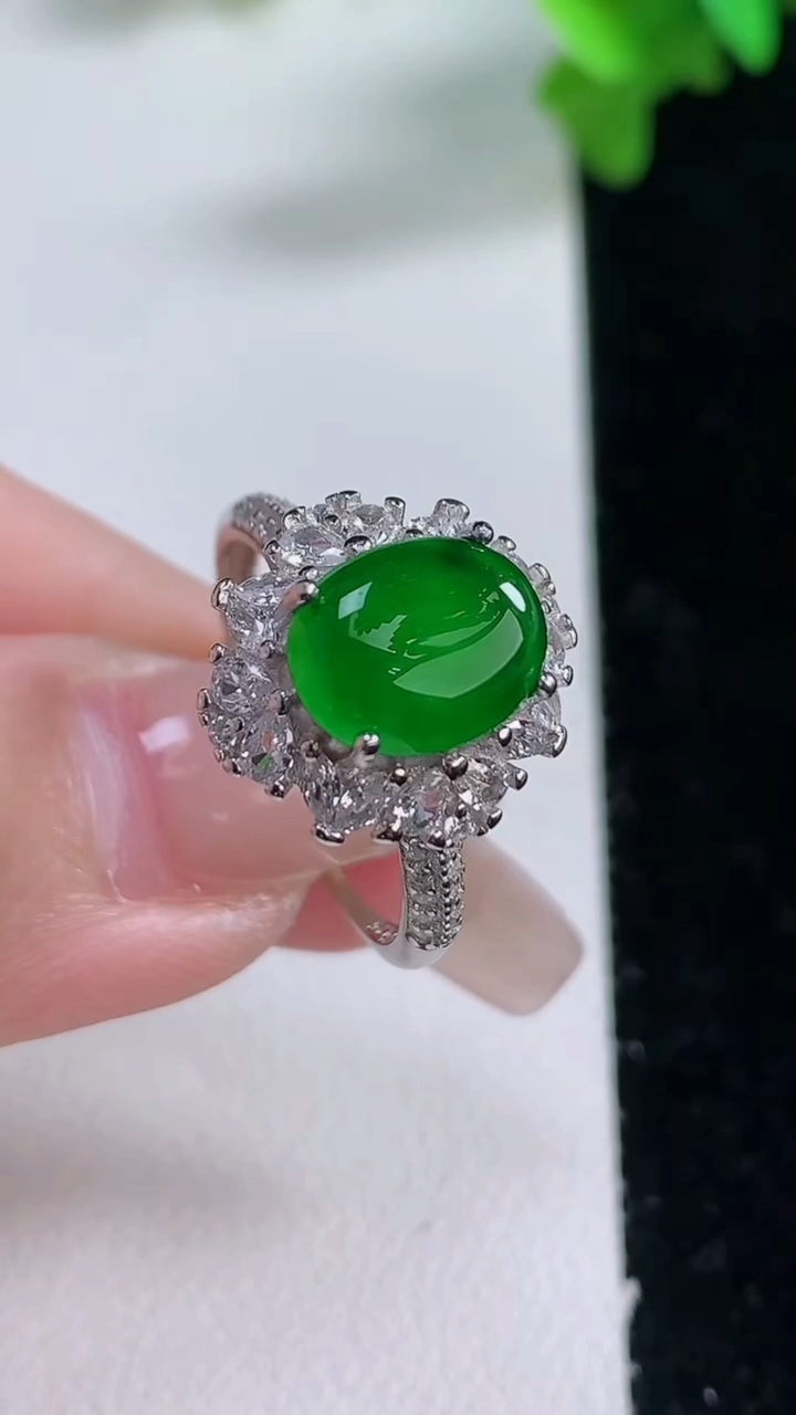 天然A货翡翠蛋面戒指，尺寸9.5-7.7-8.6，重量:3.30g2026年1月3日
工厂直销收藏佳