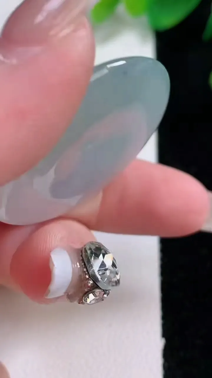 天然A货翡翠平安扣吊坠，尺寸35.7-5.5，重量:15.41g
1月3日