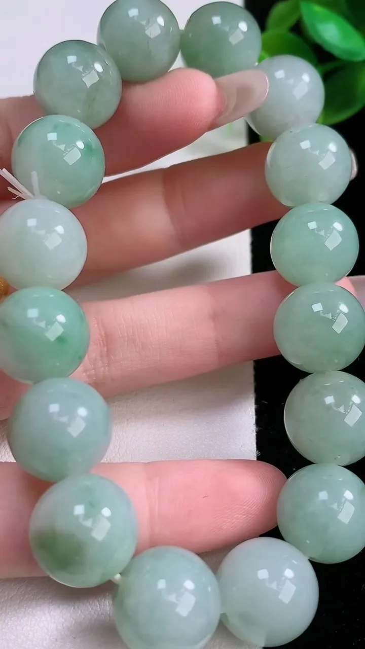 天然A货翡翠圆珠手串，尺寸13.5-16颗，重:66.72g1月3日
工厂直销收藏佳品,种好水足，色泽均匀，有种有色，上手高大气！