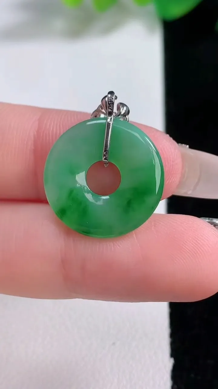 天然A货翡翠平安环吊坠，尺寸18-2.5，重量:1.91g
1月3日