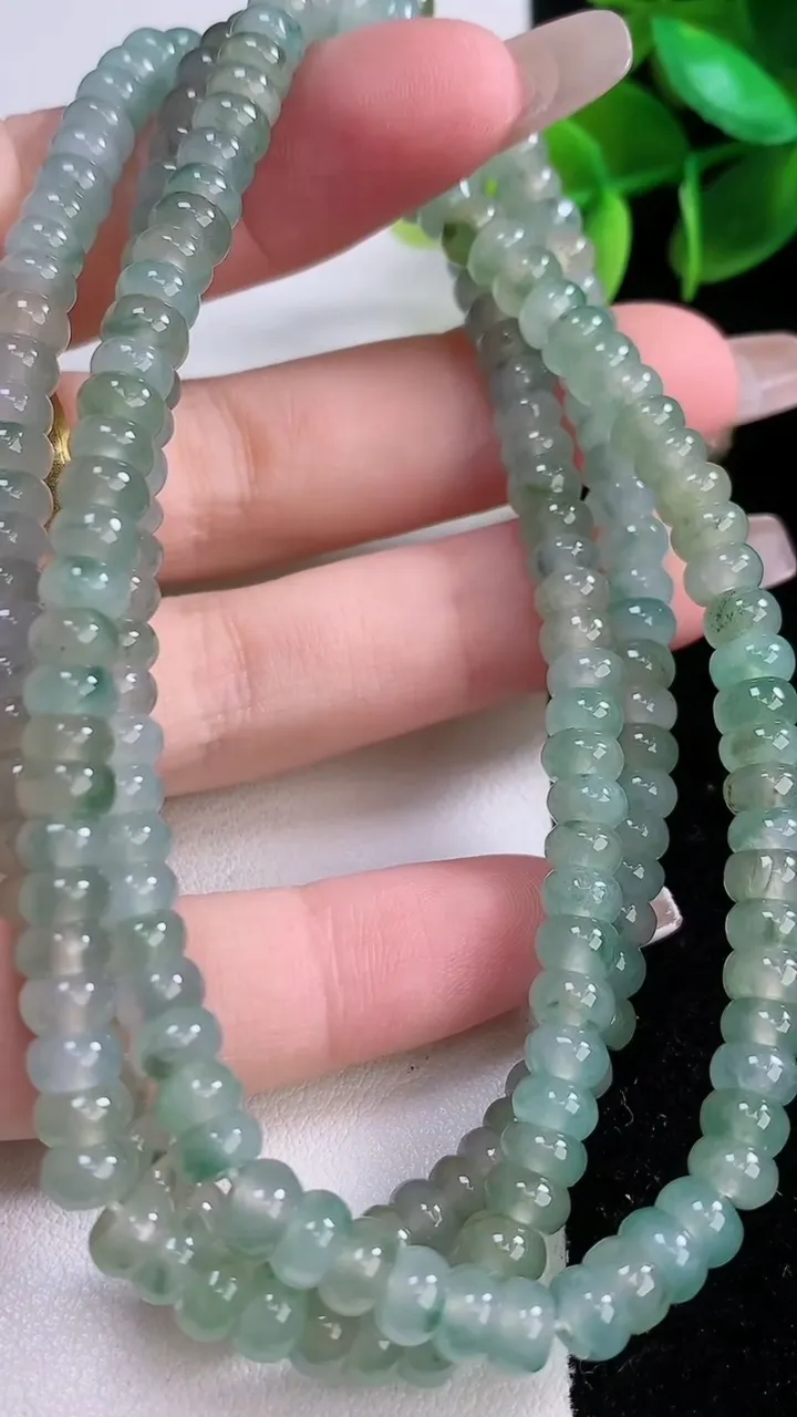 天然A货翡翠种飘花算盘珠项链，尺寸5.4-3.4，重:45.77g1月3日
工厂直销收藏佳品,种好水足，色泽均匀，有种有色，上手高大气！