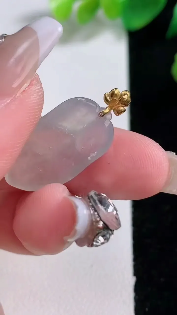 天然A货翡翠种白冰金枝玉叶 叶子吊坠，尺寸23.4-13.7-4.3，重量:3.02g
1月3日