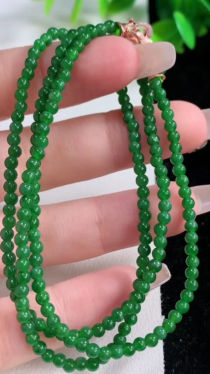 天然A货翡翠小米珠项链，尺寸2.9-194颗，重量:8.78g1月3日
工厂直销收藏佳品,种好水足，色泽均匀，有种有色，上手高大气！