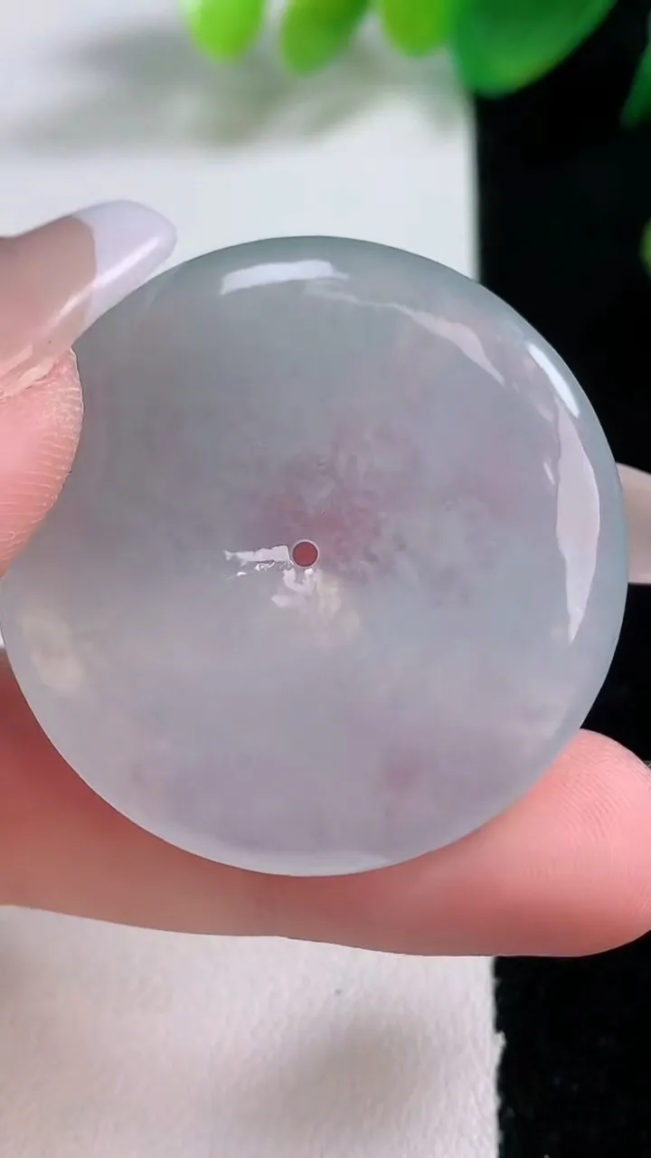 天然A货翡翠平安扣吊坠，尺寸35.7-5.5，重量:15.41g
1月3日