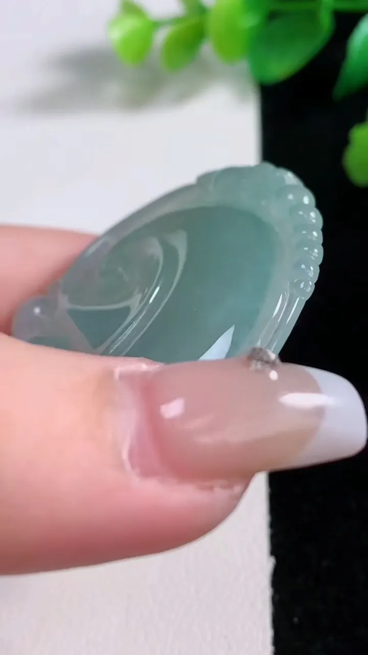 天然A货翡翠如意吊坠，尺寸53.5-44-5.7，重量:25.37g
1月3日