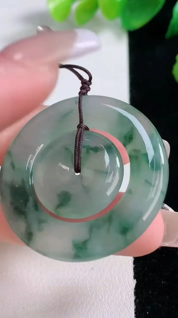 天然A货翡翠冰种飘花母子平安扣吊坠，尺寸37.5-4.5，重量:13.46g
1月3日