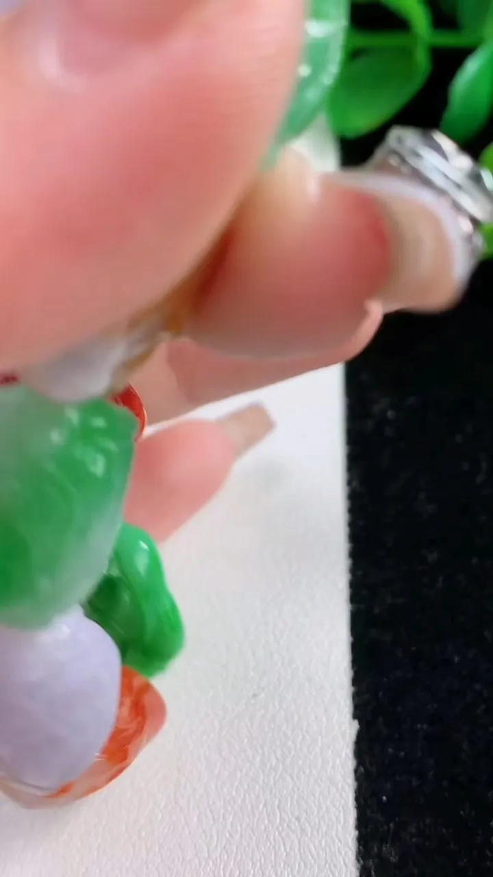 天然A货翡翠三彩白菜手串10颗，尺寸21-13.6-10.8，重量:36.57g1月3日
工厂直销收藏佳品,种好水足，色泽均匀，有种有色，上手高大气！